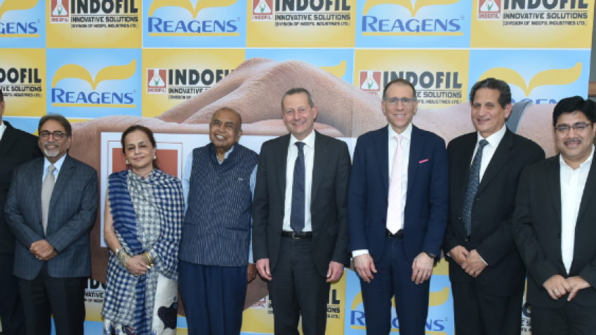 عکس یادگاری مدیران کمپانی Indofil و Reagens پس از جشن سرمایه گذاری مشترک و تاسیس شرکت Indo-Reagens